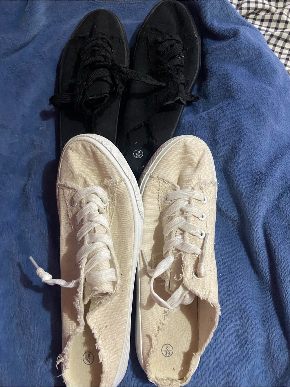 Casual Low-Top Lace-Up Sneakers in Cream